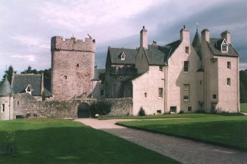 The 13th c. keep and 17th c. manor from the West.